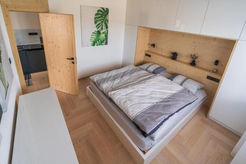 Un dormitorio pequeño con una cama en una habitación. en Apartman for you Hrabusice J4, en Hrabušice