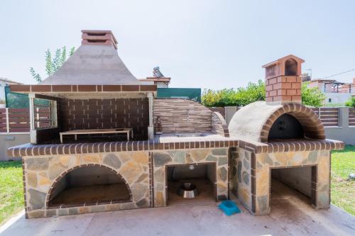 an outdoor pizza oven in a backyard at MiCasa Palace in Korinós