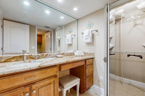 bagno con doppio lavabo e doccia di Patio Condo in Oceanfront Community w/ Pool – Walk to Beach a St. Augustine