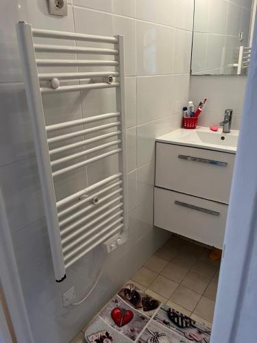 une petite salle de bain avec un lavabo et un miroir dans l'établissement Mèr et montagne, à Villeneuve-Loubet