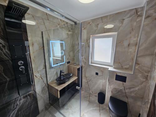 Ένα μπάνιο στο Prestige Suites - Cluj Luxury