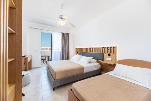 Postel nebo postele na pokoji v ubytování Aegean Bay Hotel