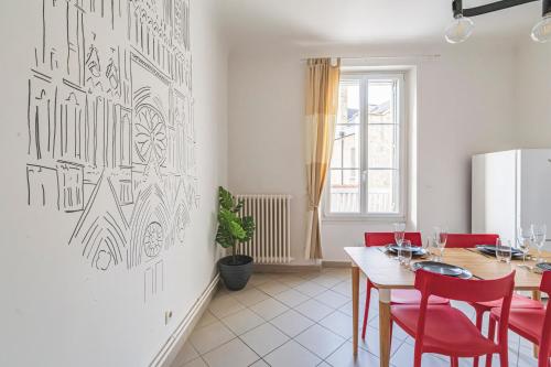une salle à manger avec une table et des chaises rouges dans l'établissement Centre - Parking - Cathédrale, à Reims