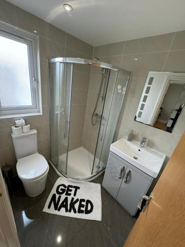 ein Badezimmer mit Toilette und Dusche und einem „Gesucht“-Schild in der Unterkunft Lovely flat in Brockley, SE4 in London