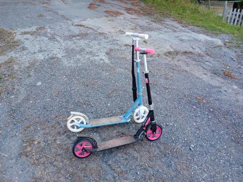 a scooter with pink wheels sitting on the road at ROUPILLON A JANET in Curvalle