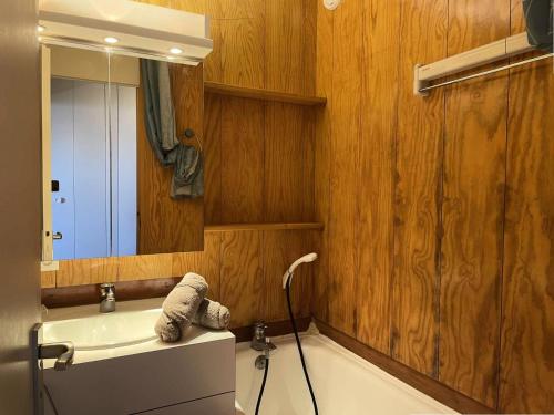 une salle de bain avec un lavabo et un miroir dans l'établissement Résidence Cristallin - Le Cristallin 46 - 2 pièces offrant une vue magnifique MAE-5284, à Valmorel