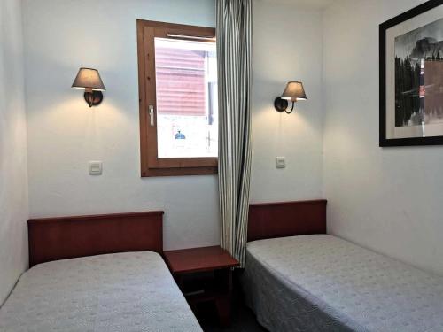 une chambre avec deux lits et une fenêtre dans l'établissement Résidence Valeriane - La Valériane 106 - Joli 3 pièces rénové, idéalement situé MAE-5414, à Valmorel