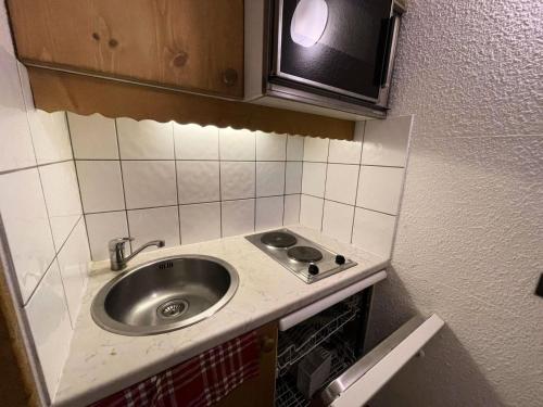 La petite salle de bains est pourvue d'un lavabo et d'un four micro-ondes. dans l'établissement Résidence Pierrer - Le Pierrer 13 - Studio divisible, vue pistes et montagne MAE-5574, à Valmorel