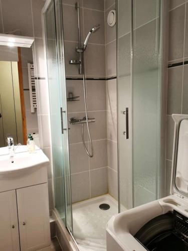 une douche avec une porte vitrée dans une salle de bain dans l'établissement Résidence Cristallin - Le Cristallin 34 - Joli 2 pièces, classé 2 étoiles MAE-1024, à Valmorel