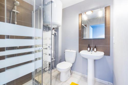 une salle de bain avec toilettes et lavabo dans l'établissement Studio 8 Cap Ouest Vacances, à Pornichet
