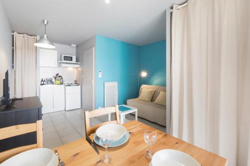 Il comprend un salon avec une table à manger et une cuisine. dans l'établissement Studio 8 Cap Ouest Vacances, à Pornichet