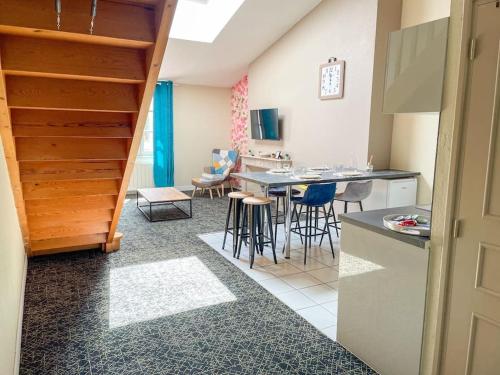 une cuisine avec une table et des chaises dans une pièce dans l'établissement Le Saint Gilles Cosy, centre-ville, WIFI, au Puy-en-Velay