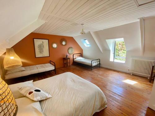 プルバスラネックにあるHavre de paix avec vue imprenable sur la merのベッドとリビングルームのある寝室