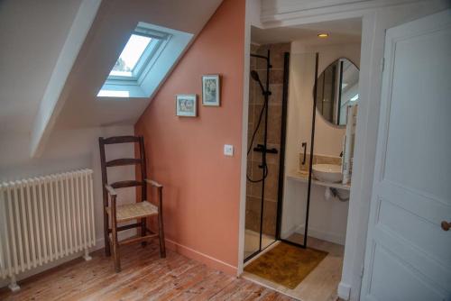 プルバスラネックにあるHavre de paix avec vue imprenable sur la merのバスルーム(シャワー、木製椅子付)