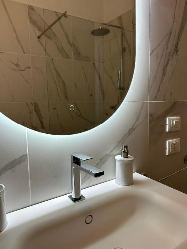a bathroom with a sink and a mirror at casa vacanza Pina in San Trovaso