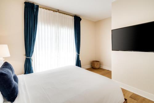 The Savoy Hotel & Beach Clubにあるテレビまたはエンターテインメントセンター