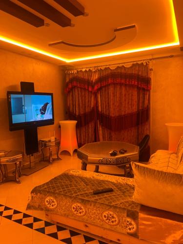 TV a/nebo společenská místnost v ubytování Apartamento céntrico y moderno en Tánger