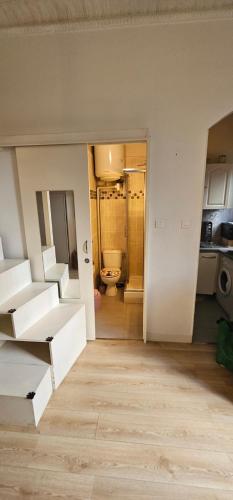 une chambre vide avec salle de bains et toilettes dans l'établissement Studio Cosy Clichy, à Clichy