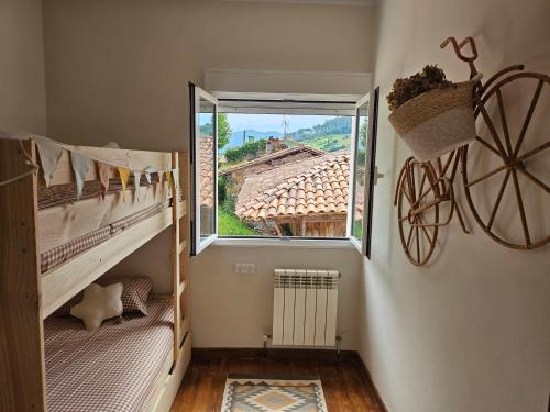 a small room with two bunk beds and a window at Ohana Campo in Illas