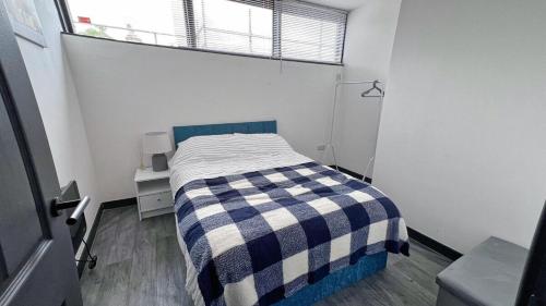 Postel nebo postele na pokoji v ubytování Newton's Suite
