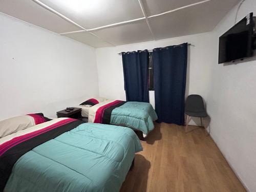 Ένα ή περισσότερα κρεβάτια σε δωμάτιο στο Hostal la Plaza