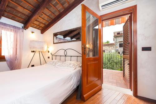 een slaapkamer met een bed en een open deur bij Villa Carera old town of Rovinj-Rovigno in Rovinj