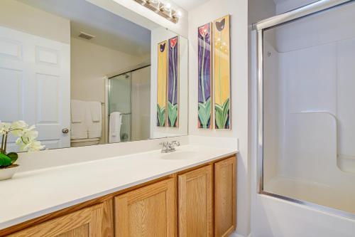 Ένα μπάνιο στο Deck, Hot Tub and Resort Amenities Ocean View Gem