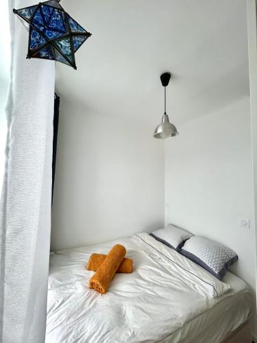 - un lit avec 2 serviettes brunes dans l'établissement Classic Confort Suites, à Vallauris