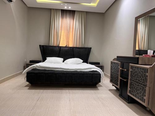 a bedroom with a bed and a large mirror at شقة حي شوران in Al Madinah