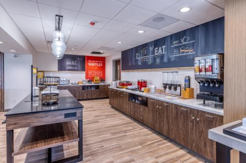 a fast food restaurant with a counter in the middle at Hampton Inn & Suites Bakersfield Central in Bakersfield