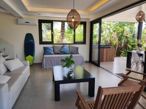 a living room with a couch and a table at Vila Laguna Beach, kitesurf na Ilha do Guajiru in Itarema