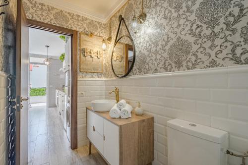a bathroom with a sink and a mirror at 1 минута до пляжа, кондиционер, барбекю, wi-fi in Playa de las Americas