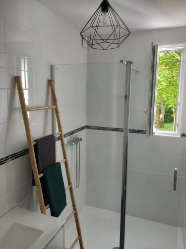 Ένα μπάνιο στο Paris-Reims, 4 chambres- Spa, Grand jardin privé