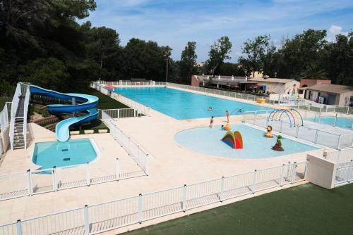 une grande piscine avec toboggan et un parc aquatique dans l'établissement Résidence Verdon - Appartement T2 de 4 couchages à deux pas de la mer MAE-7711, à Six-Fours-les-Plages