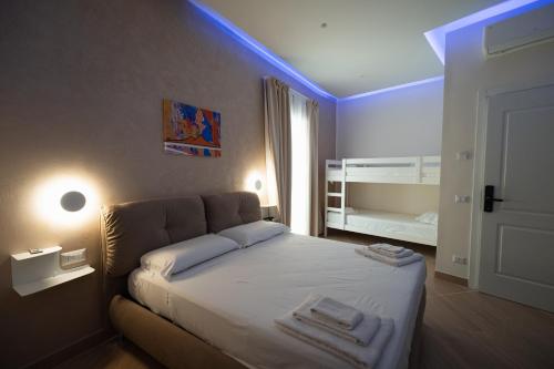 Nazzarooms客房内的一张或多张床位