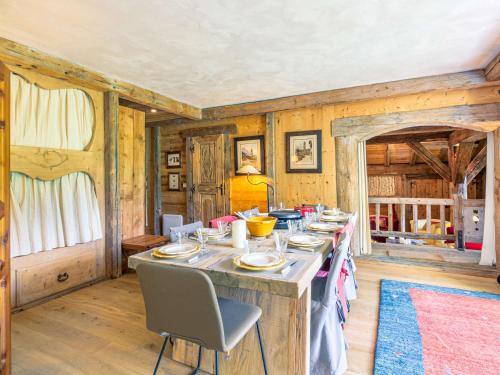 - une longue table dans une chambre dotée de murs en bois dans l'établissement Superbe appartement chalet, plein sud, au pied des pistes avec services haut de gamme - FR-1-694-356, à Val dʼIsère