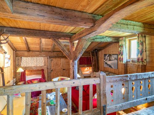 Cette chambre est dotée de murs et de plafonds en bois. dans l'établissement Superbe appartement chalet, plein sud, au pied des pistes avec services haut de gamme - FR-1-694-356, à Val dʼIsère