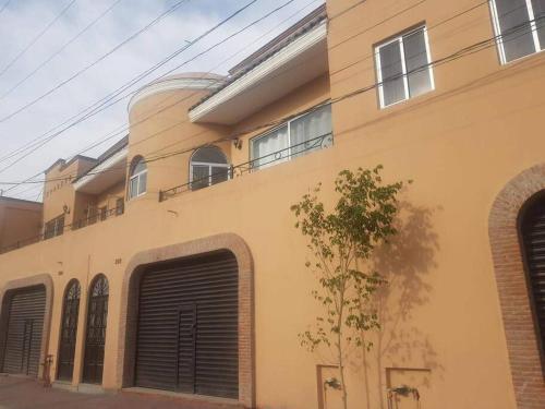 a yellow building with a tree in front of it at Departamento Purisima Ubicacion Estrategica y Amplio Zona Alameda Cerca del Centro in San Francisco del Rincón