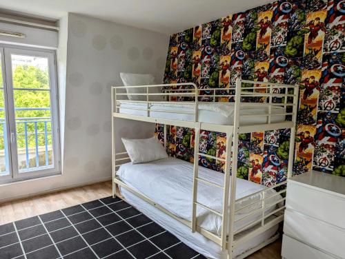 シェシーにあるHolidayApartment Val d'Europeの壁紙が貼られた二段ベッドが2つある部屋