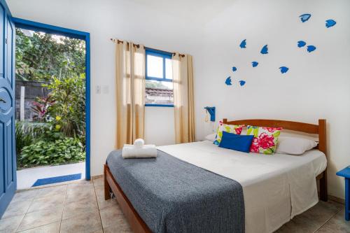 a bedroom with a bed and a window at Pousada Costa Verde in Abraão