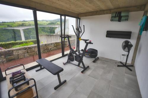 una sala fitness con palestra con vista di Coração da Quinta ad Algarvia