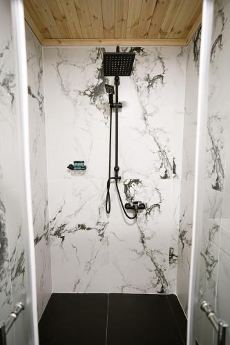 Un baño de Ora Apartments