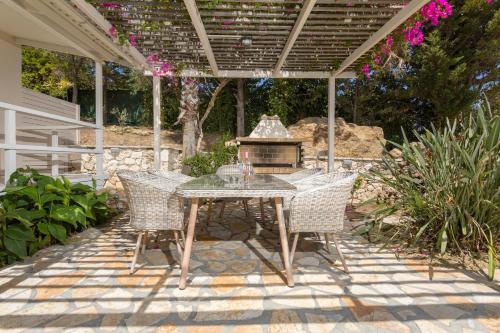 Κήπος έξω από το Azzure Vista Villa