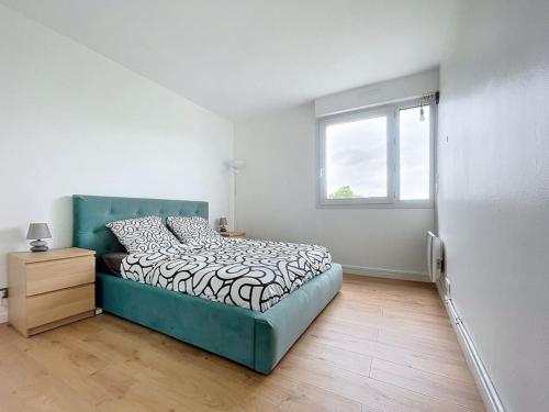 une chambre avec un lit vert et une fenêtre dans l'établissement Grand appartement neuf entre Paris et Disneyland, à Noisy-le-Grand