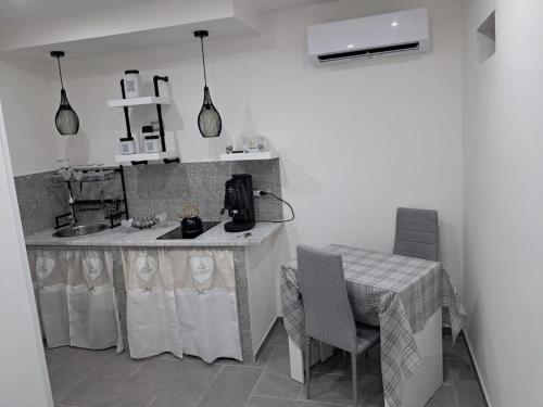 Cuisine ou kitchenette dans l'établissement Pietro Fudduni Apartment