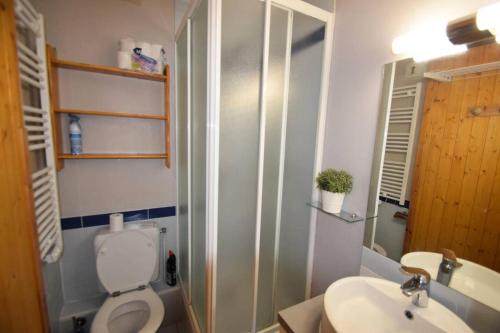 une salle de bain avec toilettes et lavabo dans l'établissement Résidence Les Hameaux I - Studio 3/4 pers - LES HAMEAUX I PLAGNE VILLAGES MAE-9094, à Aime La Plagne