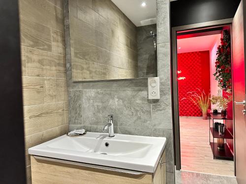 Kúpeľňa v ubytovaní Suite Jeux d’Amour Jacuzzi / Love Room