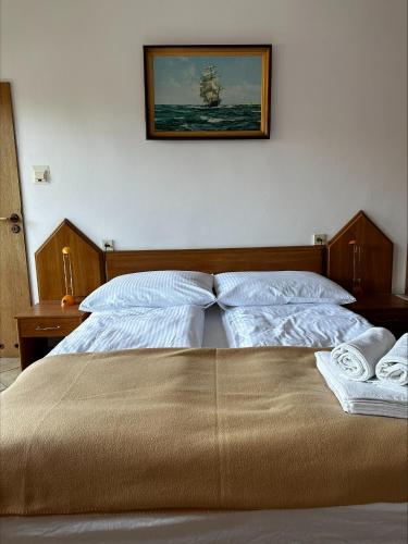 two beds sitting next to each other in a bedroom at Ramzes 2 in Niechorze
