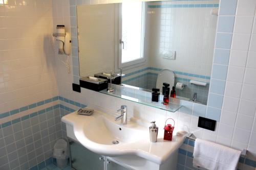 a bathroom with a sink and a mirror at Ely'S Residence in Romano D'Ezzelino