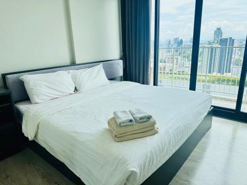 Un pat sau paturi într-o cameră la The Base Central Pattaya